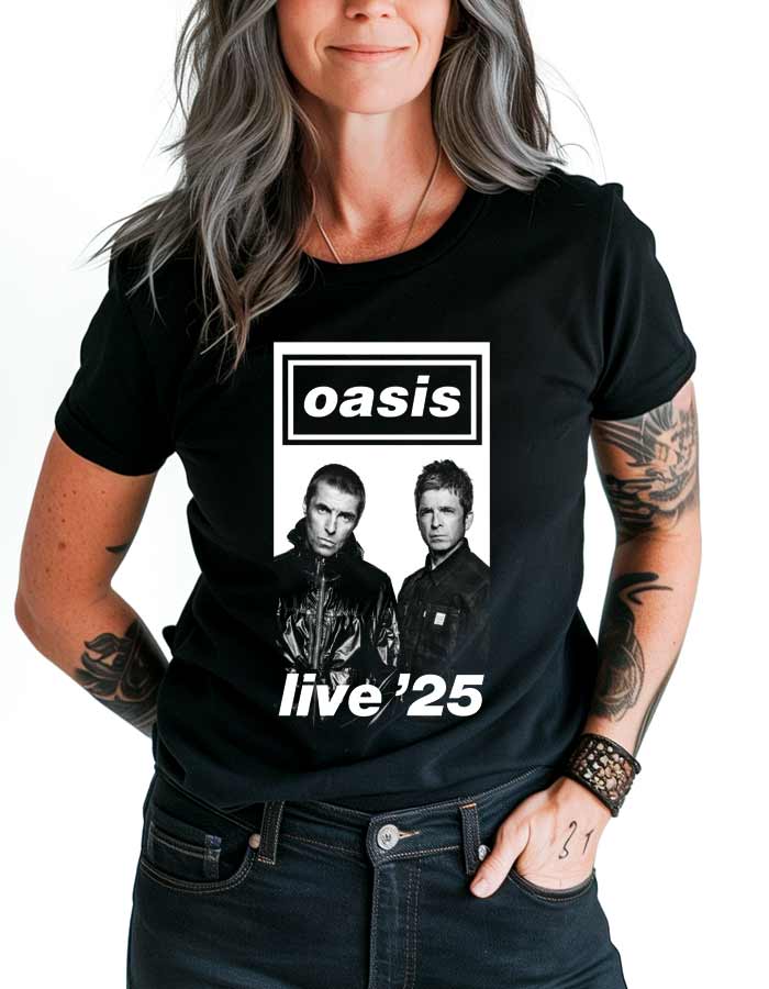 tshirt-muzyczny-damski-czarny-oasis-live25 Czarna koszulka OASIS "Live '25" z czarno-białym zdjęciem dwóch mężczyzn i logo zespołu, na osobie z tatuażami.