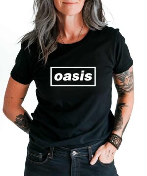 Czarna koszulka muzyczna OASIS z białym logo "oasis" w prostokącie, noszona przez osobę z siwymi włosami i tatuażami.