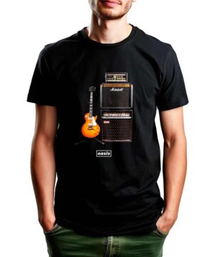 Czarna koszulka muzyczna OASIS "DM Guitar" z grafiką gitary elektrycznej oraz dwoma wzmacniaczami nad logo OASIS.