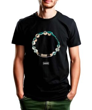 Czarna koszulka muzyczna OASIS "DM Tamborine" z grafiką tamburynu i logo 'oasis' - widoczna na osobie w zielonych spodniach.