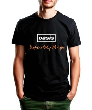 Czarna koszulka muzyczna OASIS z logo "Definitely Maybe Artwork", nadruk 'OASIS' w białym prostokącie i napis pomarańczowy.