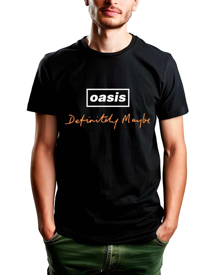 tshirt-muzyczny-meski-czarny-oasis-Definitely-Maybe-logo Czarna koszulka muzyczna OASIS z logo "Definitely Maybe Artwork", nadruk 'OASIS' w białym prostokącie i napis pomarańczowy.
