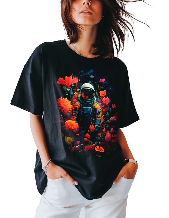 tshirt-damski-czarny-oversize-kosmos-Astronaut-in-Bloom