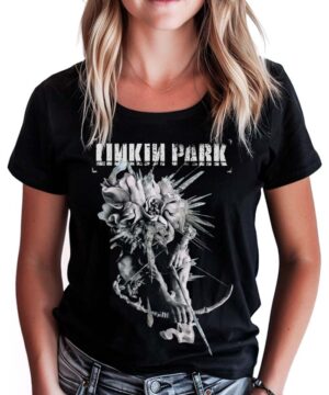 Kobieta w czarnej koszulce muzycznej LINKIN PARK "Archer" z monochromatycznym nadrukiem i logo zespołu na przodzie.