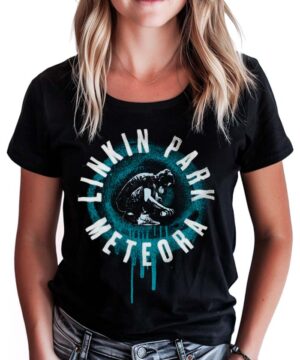 Czarna koszulka muzyczna LINKIN PARK "Meteora circle spray" z napisem Linkin Park Meteora i grafiką kucającej postaci na środku.