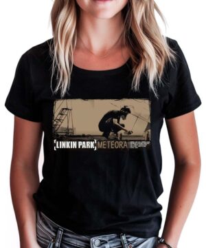 Czarna koszulka damska LINKIN PARK z nadrukiem okładki albumu "Meteora", styl casual, ręce w kieszeniach spodni.