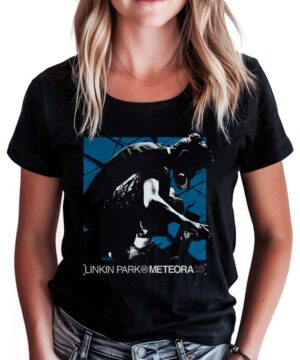 Czarna koszulka LINKIN PARK "Meteora spray box" z niebiesko-czarną grafiką członka zespołu, noszona przez kobietę.