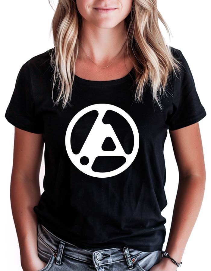 Kobieta w czarnej koszulce koncertowej LINKIN PARK z białym logo. Idealna do noszenia na koncerty i na co dzień.