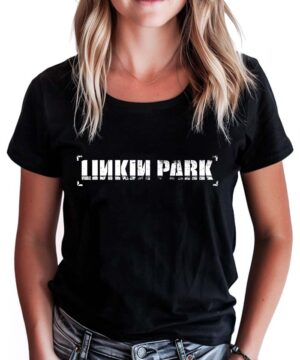 Koszulka muzyczna LINKIN PARK w kolorze czarnym z białym napisem z przodu. Model ma jedną rękę w kieszeni.