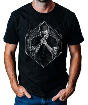 Czarna koszulka muzyczna LINKIN PARK "Chester" z grafiką modlącego się, wytatuowanego mężczyzny w geometrycznej ramie.
