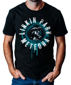 Czarna koszulka LINKIN PARK "Meteora circle spray" z białym napisem i grafiką, osoba włożyła ręce do kieszeni jeansów.