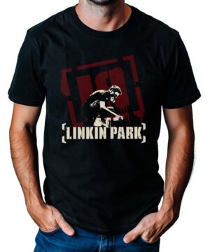 Czarna koszulka męska LINKIN PARK "Meteora vintage" z grafiką, czerwono-białym napisem; osoba z rękami w kieszeniach jeansów.