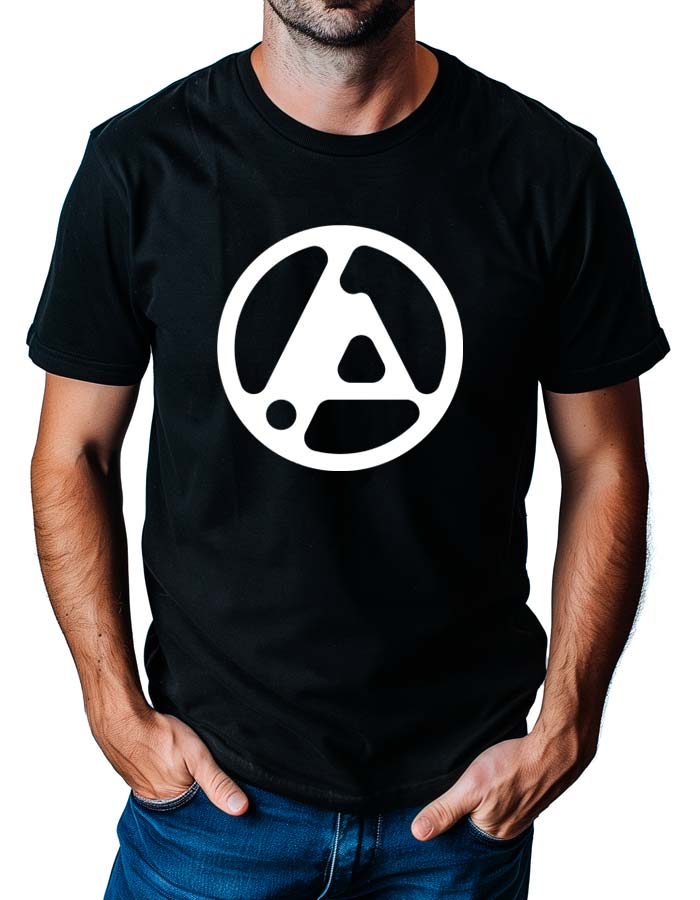 Czarna koszulka muzyczna LINKIN PARK z białym logo, przedstawiona na mężczyźnie. Idealna na koncerty i na co dzień.
