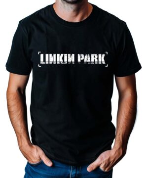 Mężczyzna w czarnej koszulce koncertowej LINKIN PARK z białym napisem zespołu, stoi z rękami w kieszeniach.