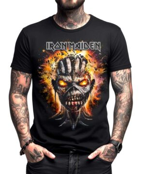 Czarna koszulka IRON MAIDEN "Eddie explode" z nadrukiem ognistej, potwornej twarzy z jasnymi oczami i ostrymi zębami.