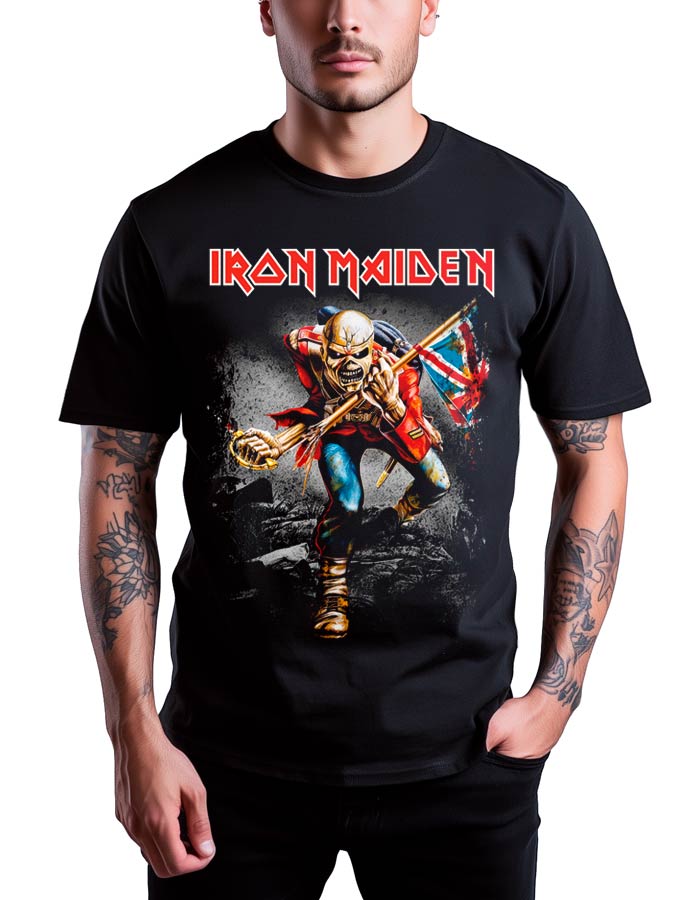 Czarna koszulka IRON MAIDEN "Trooper Vintage" z nadrukiem maskotki Eddie trzymającej brytyjską flagę, unisex.