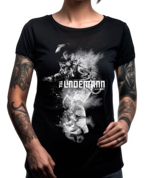 Czarna koszulka muzyczna LINDEMANN "Augen ohne Licht" z grafiką astronauty i białym napisem Tilla Lindemanna na klatce piersiowej.