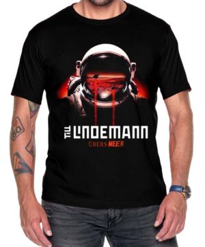 Czarna koszulka LINDEMANN "Übers Meer" z nadrukiem hełmu astronauty i napisem "LINDEMANN ÜBERS MEER" poniżej grafiki.