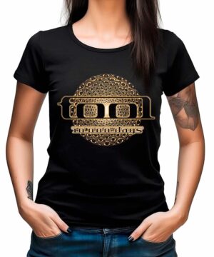 Czarna koszulka muzyczna TOOL "10000 Days Gold Circle" ze złotym geometrycznym wzorem koła na przodzie, model ma tatuaże.