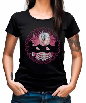 Czarna koszulka TOOL "Sawblade Flaming Eye" z różowym wzorem, motywem czaszki, obwodami i sylwetką anatomiczną.