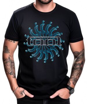 TOOL "X-Spectre Spiral" koszulka muzyczna, niebieska grafika, osoba z rękami w kieszeniach, kolor czarny.