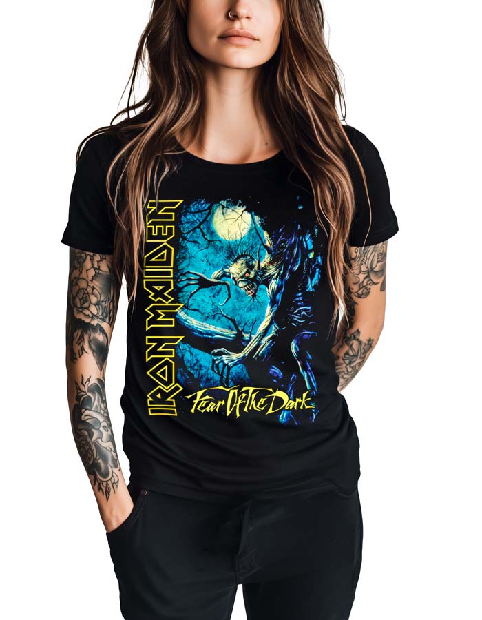 Czarna koszulka IRON MAIDEN "Fear of the Dark" z odważnym, niebiesko-żółtym nadrukiem. Idealny dla fanów zespołu.