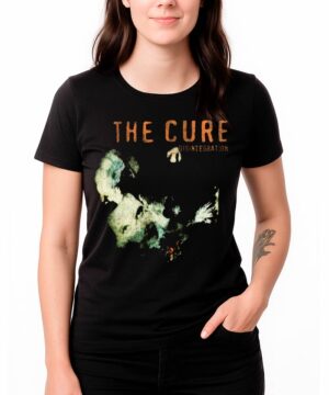 Koszulka damska THE CURE "Desintegration" w kolorze czarnym z okładką albumu, prezentowana przez kobietę.