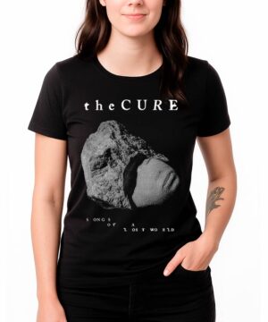 Czarna damska koszulka The Cure z nadrukiem tekstu THE CURE, Songs of a Lost World oraz grafiką kamiennej twarzy na froncie.