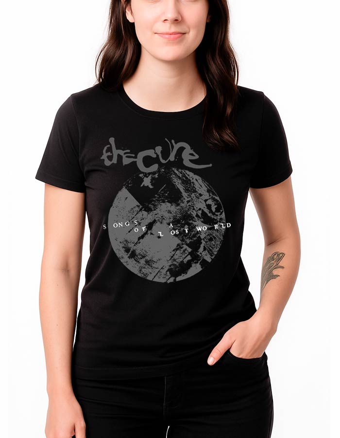 tshirt-damski-premium-czarny-the-cure-songs-of-the-lost-world-moon Kobieta w czarnej koszulce damskiej THE CURE "Songs of the lost world Moon" z szarym okrągłym nadrukiem na tle białym.
