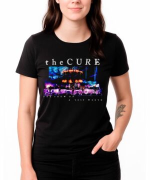 Czarna damska koszulka THE CURE z napisem "The show of a lost world" i kolorową grafiką sceny koncertowej oraz nazwą zespołu.