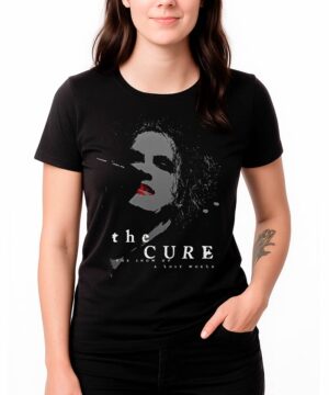 Czarna damska koszulka THE CURE, nadruk monochromatycznej twarzy z czerwonymi ustami, napis The Cure nad Show a Lost World.