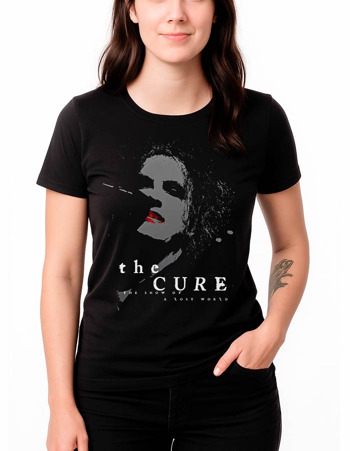Czarna damska koszulka THE CURE, nadruk monochromatycznej twarzy z czerwonymi ustami, napis The Cure nad Show a Lost World.