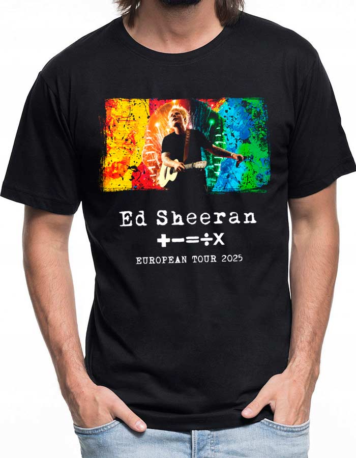 tshirt-meski-czarny-ed-sheeran-european-toru-2025 Osoba ubrana w czarną koszulkę Eda Sheerana "European Tour 2025" z kolorową grafiką Eda Sheerana grającego na gitarze i nazwą trasy.