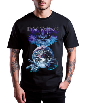 Czarna koszulka IRON MAIDEN Brave New World z demoniczną twarzą nad globem i szkieletem dłoni, model męski.