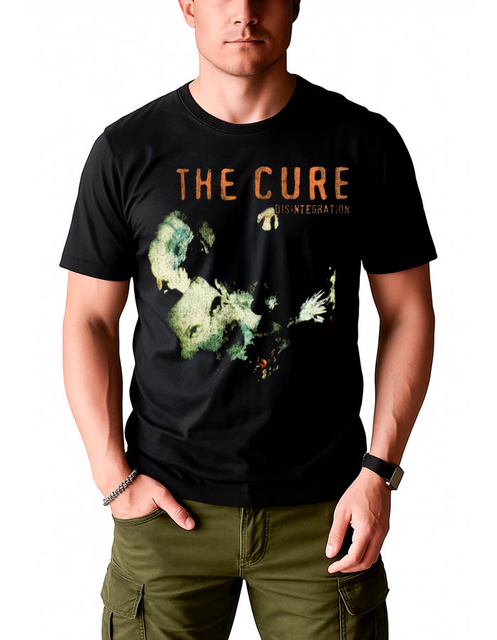 Czarna koszulka męska THE CURE "Desintegration" z abstrakcyjnym motywem kwiatowym, zestawiona z oliwkowymi spodniami cargo.