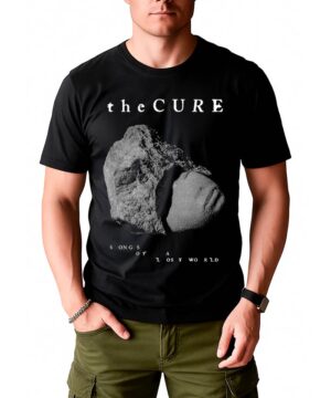 Czarna koszulka THE CURE "Songs of the lost world" z szarą rockową grafiką i tekstem, stylizowana na oliwkowozielone spodnie.