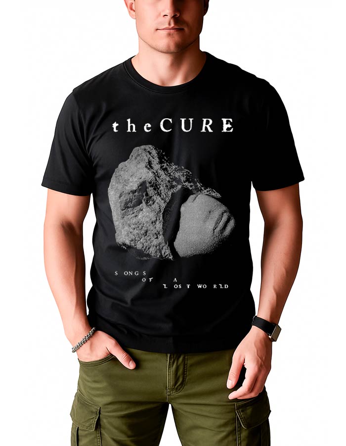 Czarna koszulka THE CURE "Songs of the lost world" z szarą rockową grafiką i tekstem, stylizowana na oliwkowozielone spodnie.