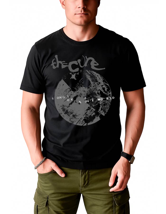 tshirt-meski-premium-czarny-the-cure-songs-of-the-lost-world-moon Czarna koszulka męska The Cure z nadrukiem "Songs of a Lost World" i okrągłym, abstrakcyjnym wzorem na froncie.