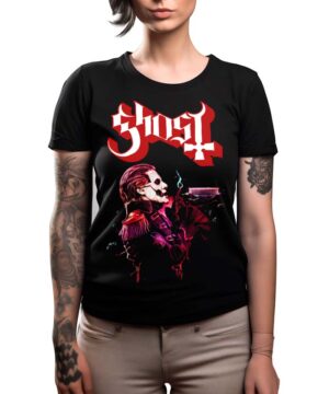 Wytatuowana kobieta nosi koszulkę damską GHOST "Forum 23" - czarną koszulkę z logo Ghost i ilustrowaną postacią w masce czaszki i czerwonym stroju.