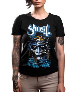 Wytatuowana kobieta nosi koszulkę damską GHOST "Frost" - czarną koszulkę z efektowną twarzą wśród drzew i ptaków, zwieńczoną stylizowanym napisem "Ghost".