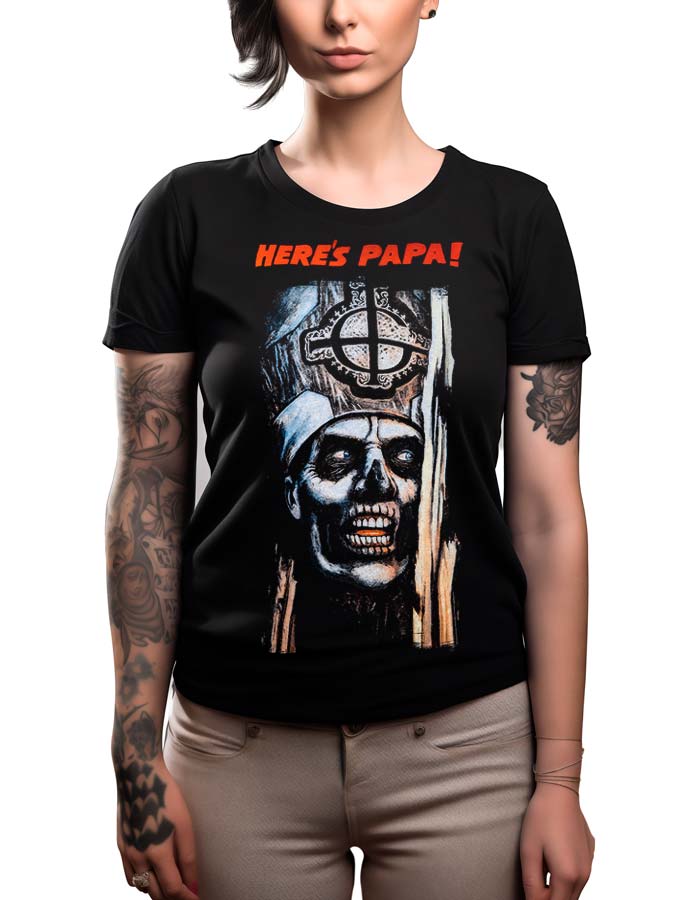 tshirt-muzyczny-damski-czarny-ghost-here's-papa Osoba nosząca koszulkę damską GHOST "Here's Papa!" - czarną koszulkę z napisem "HERES PAPA!" nad uśmiechniętą czaszką w mitrze.