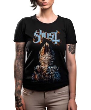 Wytatuowana kobieta nosi koszulkę damską GHOST "Impera", czarną koszulkę przedstawiającą stylizowanego papieża zespołu z pentagramem na nakryciu głowy.