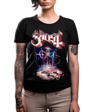Osoba ubrana w czarną koszulkę damską GHOST "Imperatour" z nazwą zespołu i efektowną grafiką przedstawiającą błyskawicę, chmury i symbol krzyża.