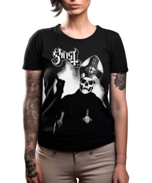 Kobieta nosząca koszulkę damską GHOST "Papa" w kolorze czarnym, z odważnym wzorem czaszki.