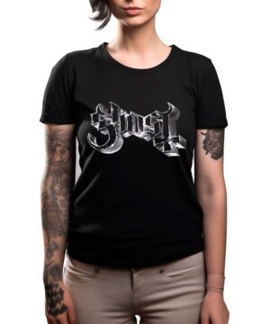 Kobieta z wytatuowanymi ramionami nosi czarną koszulkę damską GHOST "Sign" z metalicznym, stylizowanym napisem "Ghost", stojącą na białym tle.