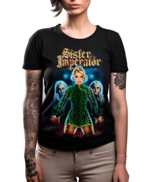 Wytatuowana kobieta nosi czarną koszulkę GHOST "Sister Imperator" przedstawiającą blondynkę w zielonym stroju i dwie upiorne postacie w tle.