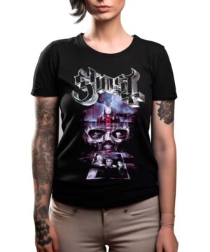 Wytatuowana kobieta ma na sobie koszulkę damską GHOST "World Tour" - czarny t-shirt z logo zespołu i mroczną, gotycką grafiką.