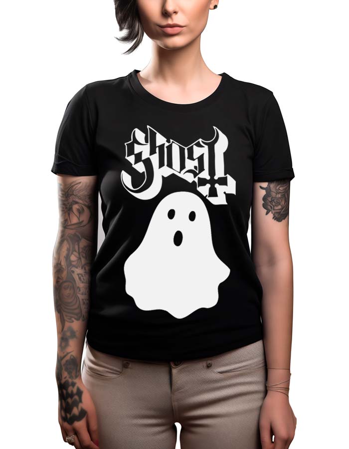 Kobieta nosi koszulkę damską GHOST w kolorze czarnym, z rysunkowym duchem i napisem "duch" z przodu. Widoczne są jej wytatuowane ramiona.