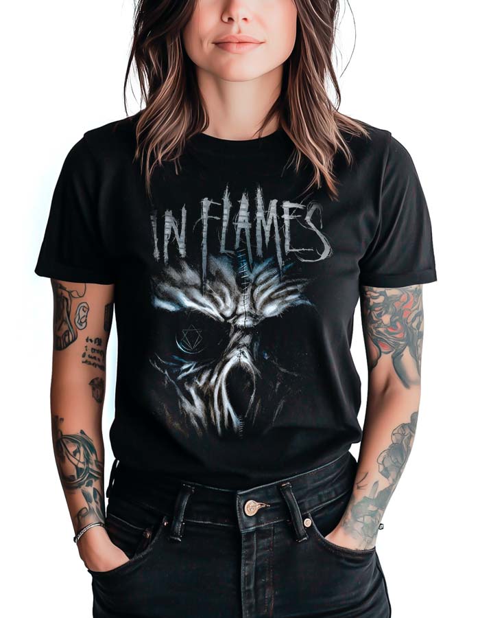 tshirt-muzyczny-damski-czarny-in-flames-ghost Czarna koszulka muzyczna IN FLAMES "Ghost" noszona przez osobę z tatuażami, prezentowana na białym tle.