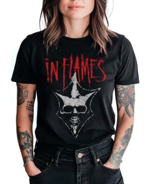 Czarna koszulka muzyczna IN FLAMES "Hell to pay" z motywem czaszki, prezentowana przez osobę z tatuażami na białym tle.